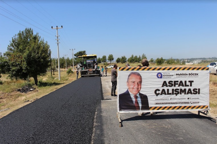 BÜYÜKŞEHİR MANAVGAT SÜLEK’E SICAK ASFALT YAPIYOR