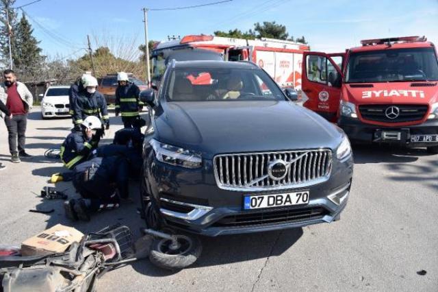 Caddede ters yönden seyreden motosiklet, ara sokaktan çıkan lüks cipin altında kaldı.