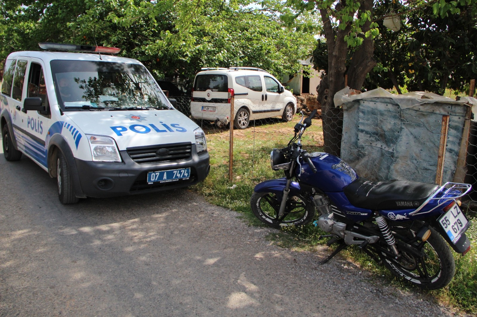 Çaldıkları motorsiklet arızalanınca çevreden yardım etmek isteyenlere 