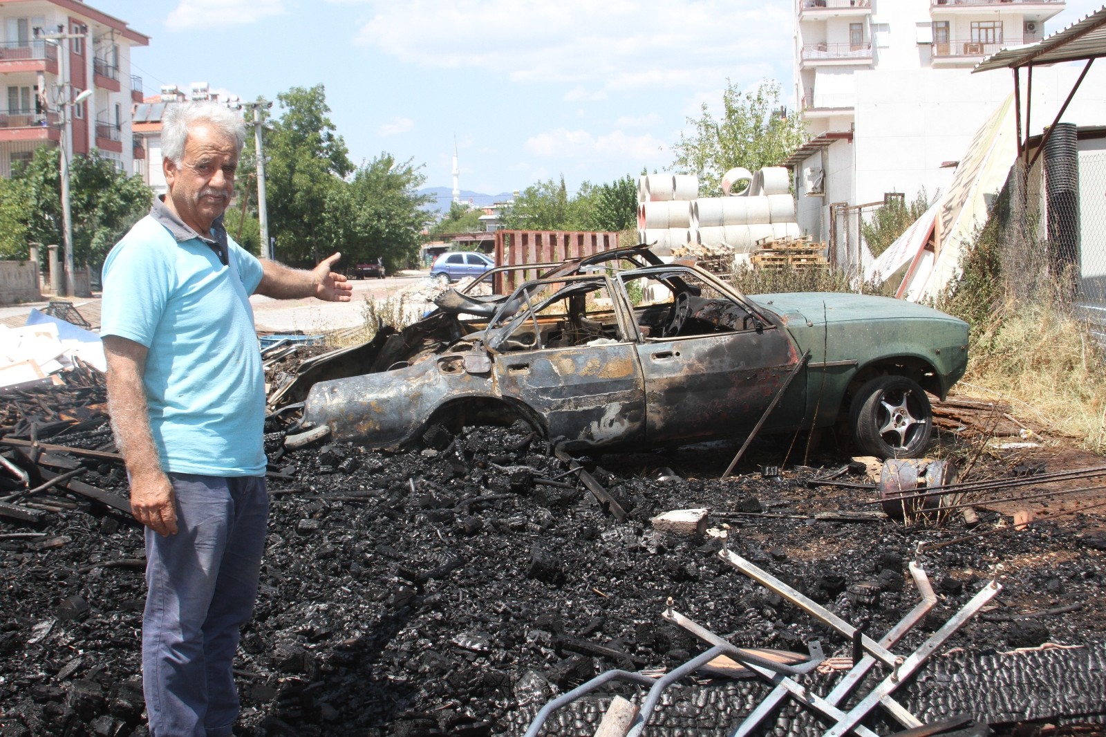 Çalılık alanda başlayan yangın park halindeki gazlı sistemi bulunan otomobilin patlamasına neden oldu