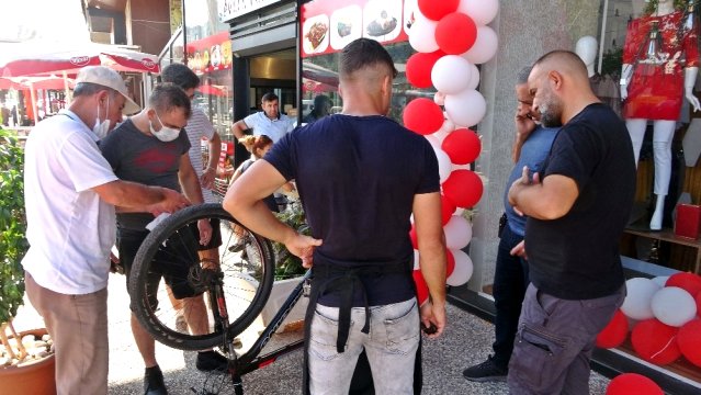 Çalınan bisikletin internetten satışta olduğunu gördü, satın almaya polisle birlikte gitti