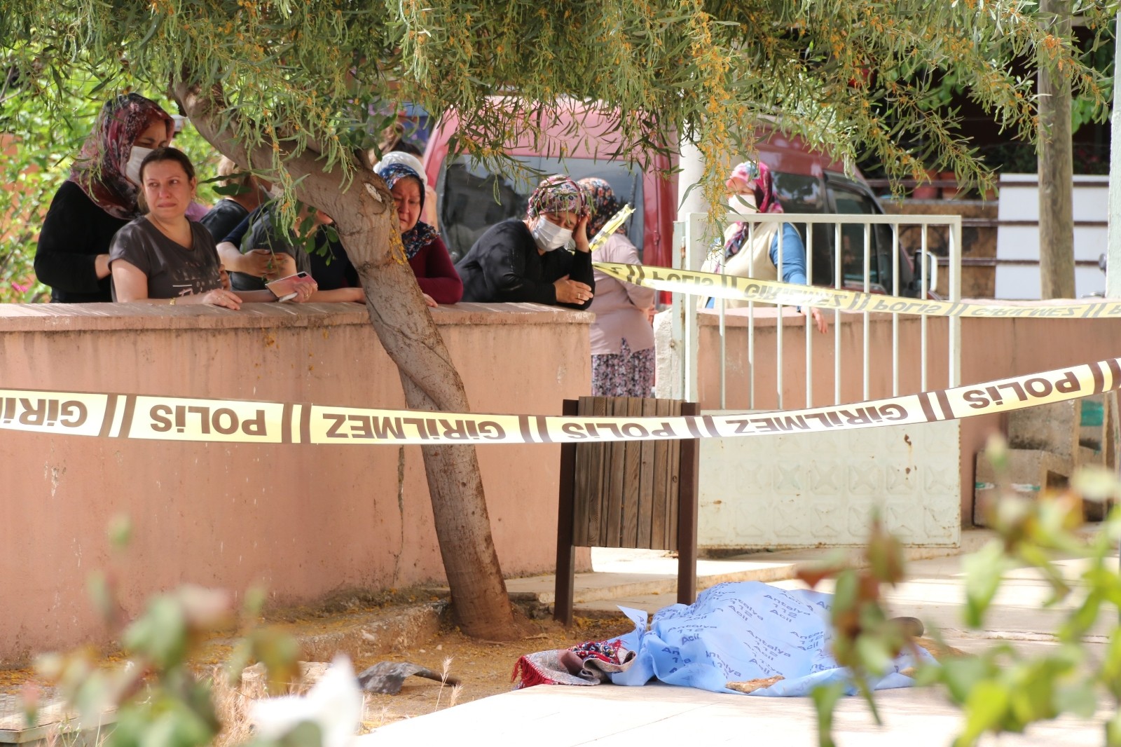 Camide gönüllü temizlik yapan adam, caminin bahçe kısmında ölü bulundu