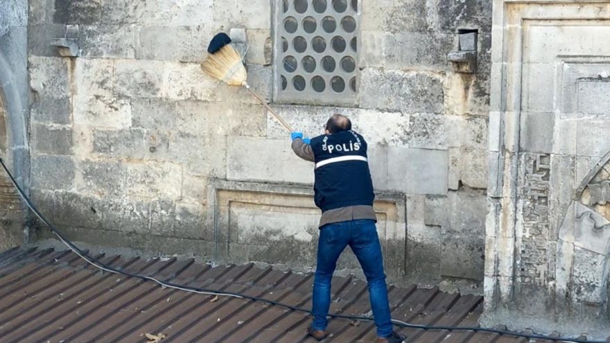 Camiye zarar verdi, kasketini asıp gitti