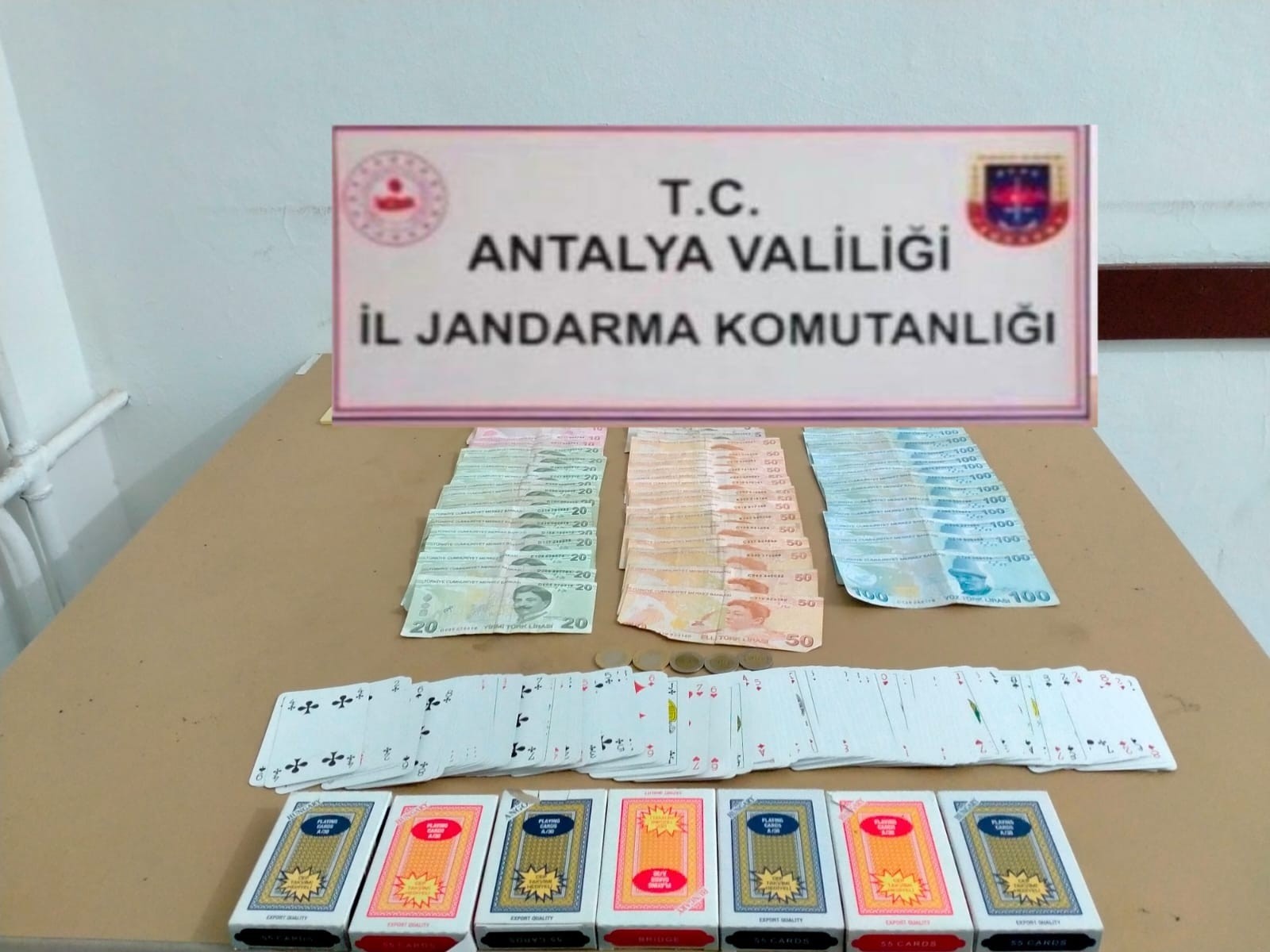 Çatı katında kumar oynadıkları tespit edilen 6 kişiye, 28 bin 830 lira para cezası uygulandı