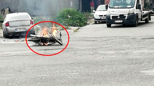 Ceza yazılmasına kızan sürücü, motosikletini cadde ortasında ateşe verdi