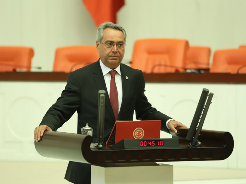 CHP Antalya Milletvekili Rafet Zeybek, son günlerde Hatay’dan Kayseri’deki yaylalara giden konargöçer Yörüklerin yaşamakta olduğu sıkıntılara dair bir açıklamada bulundu.