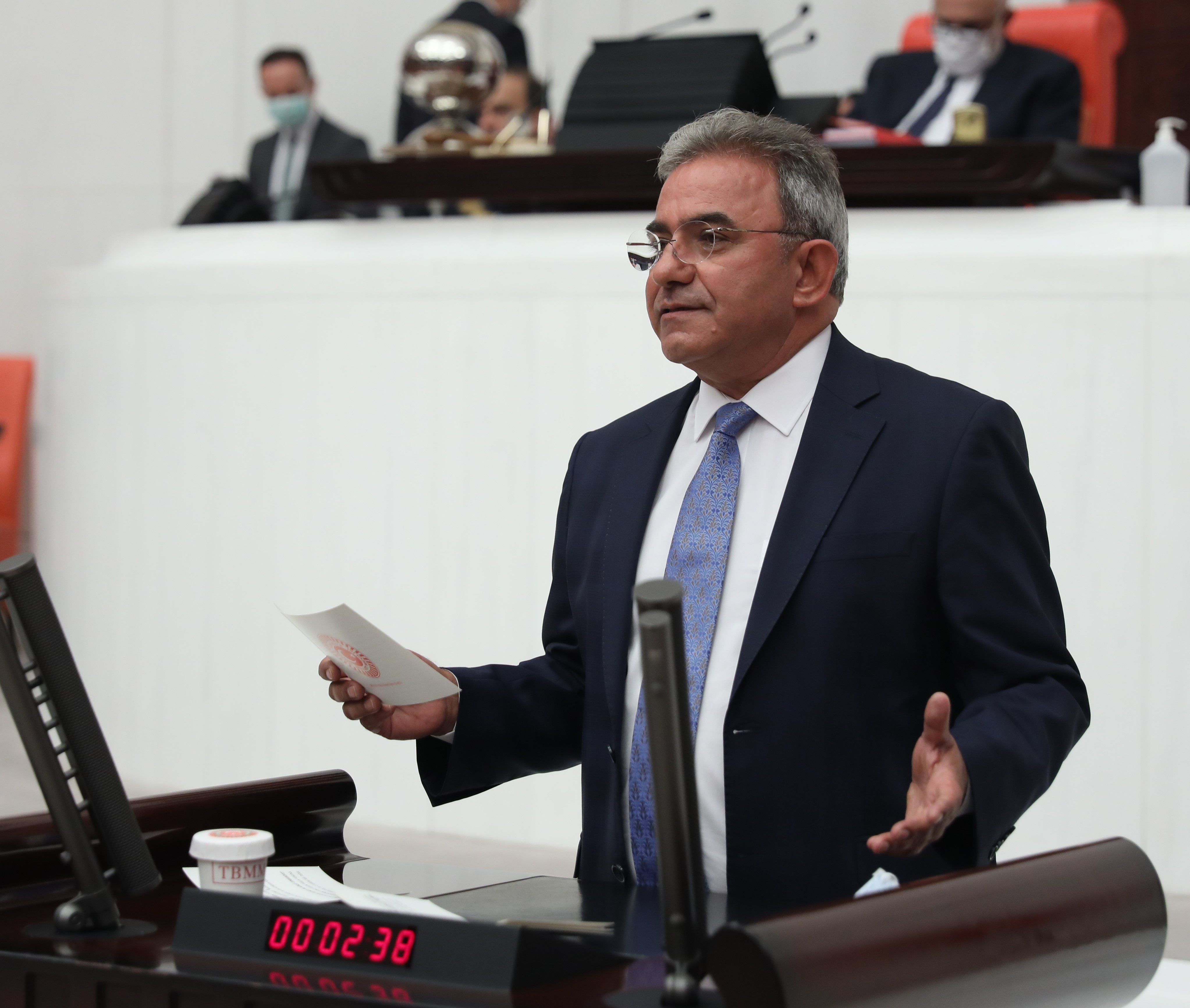 CHP’Lİ BUDAK: “HER BİN YABANCIDAN SADECE ÜÇÜNÜN ÇALIŞMA İZNİ VAR”