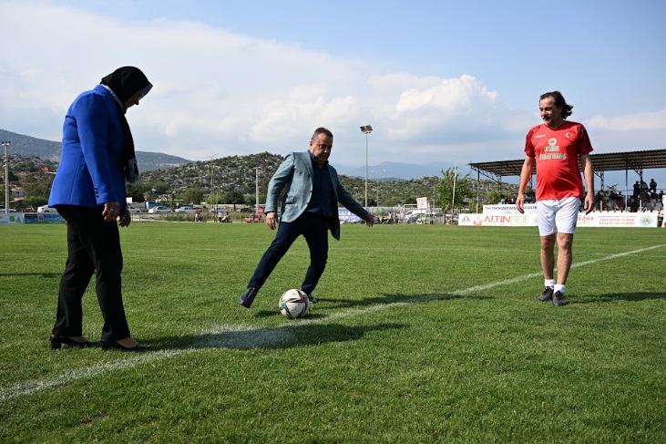 Çiftçi Kupası’nın başlama vuruşunu Başkan Böcek yaptı