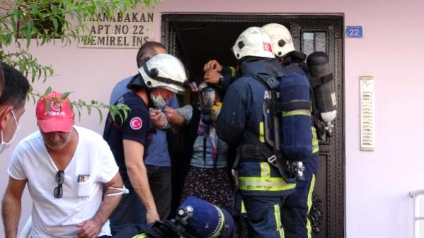 Çıkan yangında balkonda mahsur kalan kadını İtfaiye ekipleri kurtardı