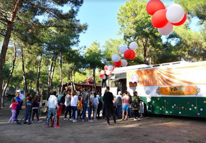 ÇOCUKLAR TİYATRO OTOBÜSÜ’NÜ SEVDİ