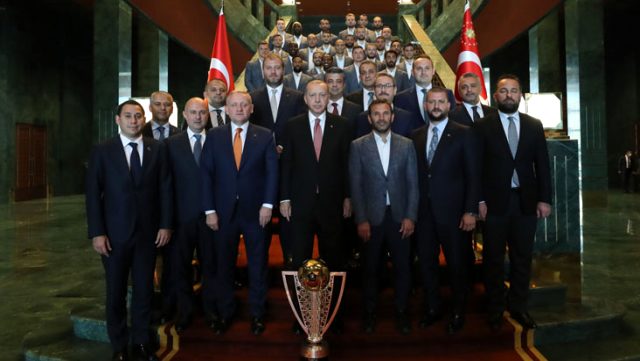 Cumhurbaşkanı Erdoğan, şampiyon Medipol Başakşehir'i Cumhurbaşkanlığı Külliyesi'ne kabul etti