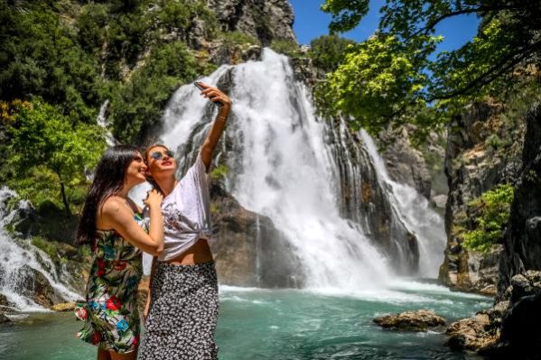 Dağın içinden çıkan 'gizemli güzellik'; Uçansu Şelalesi