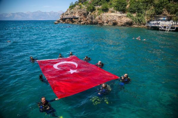 Dalgıçlar deniz yüzeyinde 25 metreye 17 metre büyüklüğündeki Türk bayrağını açtı