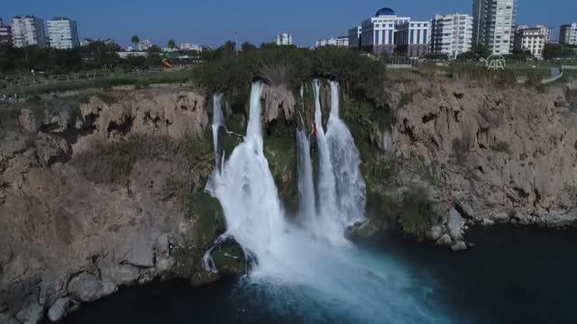 Dedektif gibi çalışarak kirliliğin kaynağını araştırıyor, kusurlu işletmelere para cezası uyguluyorlar