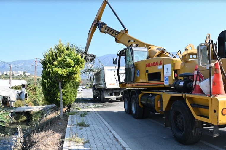 DEMRE’DE YAĞMUR SUYU KANALLARI TEMİZLENİYOR