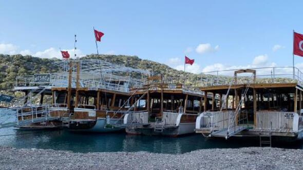 Demre ilçesinde gün boyu devam eden fırtına deniz trafiğini durdurdu.