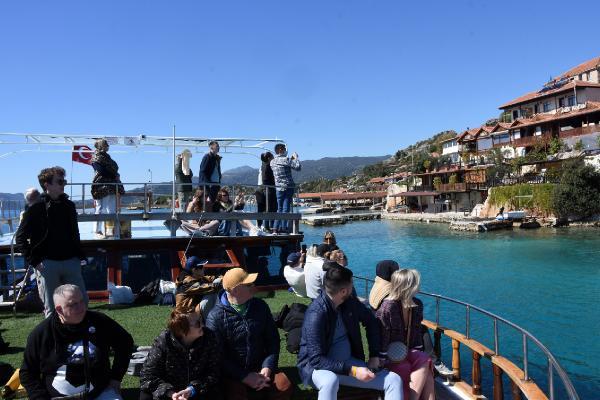 Demre ilçesinde havanın ısınmasıyla Rus turist yoğunluğu yaşandı.