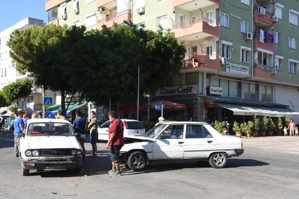 Demre ilçesinde iki otomobil çarpışması sonucu meydana gelen kazada 1 yaralı