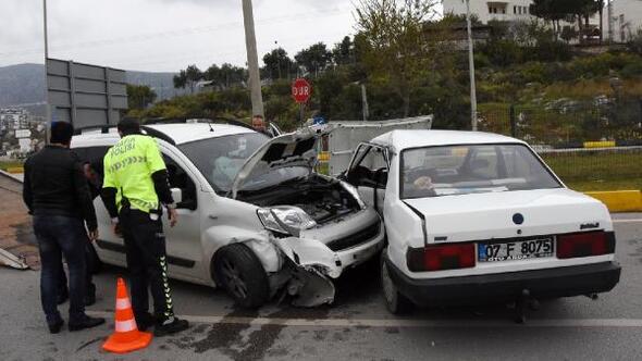 Demre ilçesinde iki otomobilin çarpışması sonucu meydana gelen kazada 1 kişi ağır yaralandı