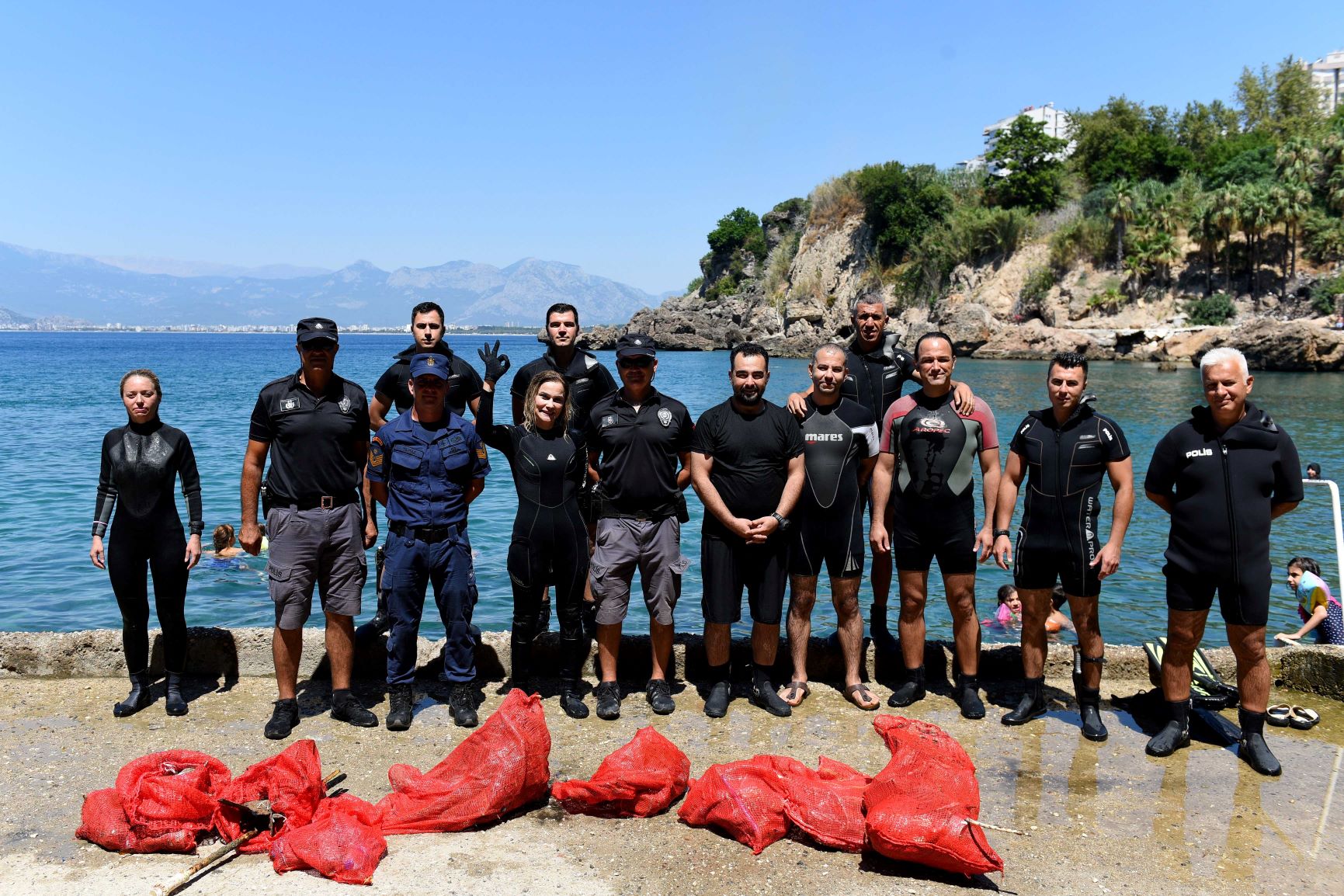 Deniz dibi temizliği için daldılar temizliğine sevindiler