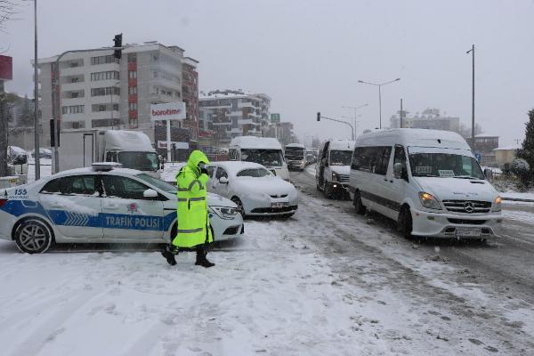 Denizli-Antalya Karayolu, kar nedeniyle ulaşıma kapandı