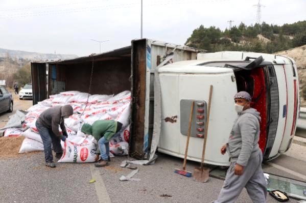 Devrilen kamyonda yüklü yem çuvalları yola saçıldı