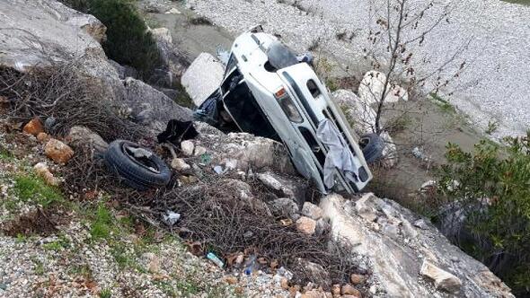 Direksiyon hakimiyetini kaybeden sürücü otomobiliyle kayalıklara çarpıp takla attı