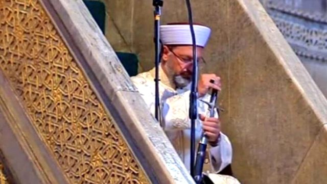 Diyanet İşleri Başkanı Ayasofya Camii'nde kılıçla hutbe okudu! Nedeni ise Osmanlı'ya dayanıyor