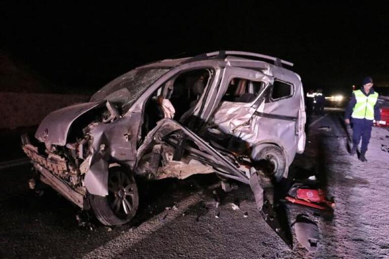 Diyarbakır’da hafif ticari araç ile otomobil çarpıştı