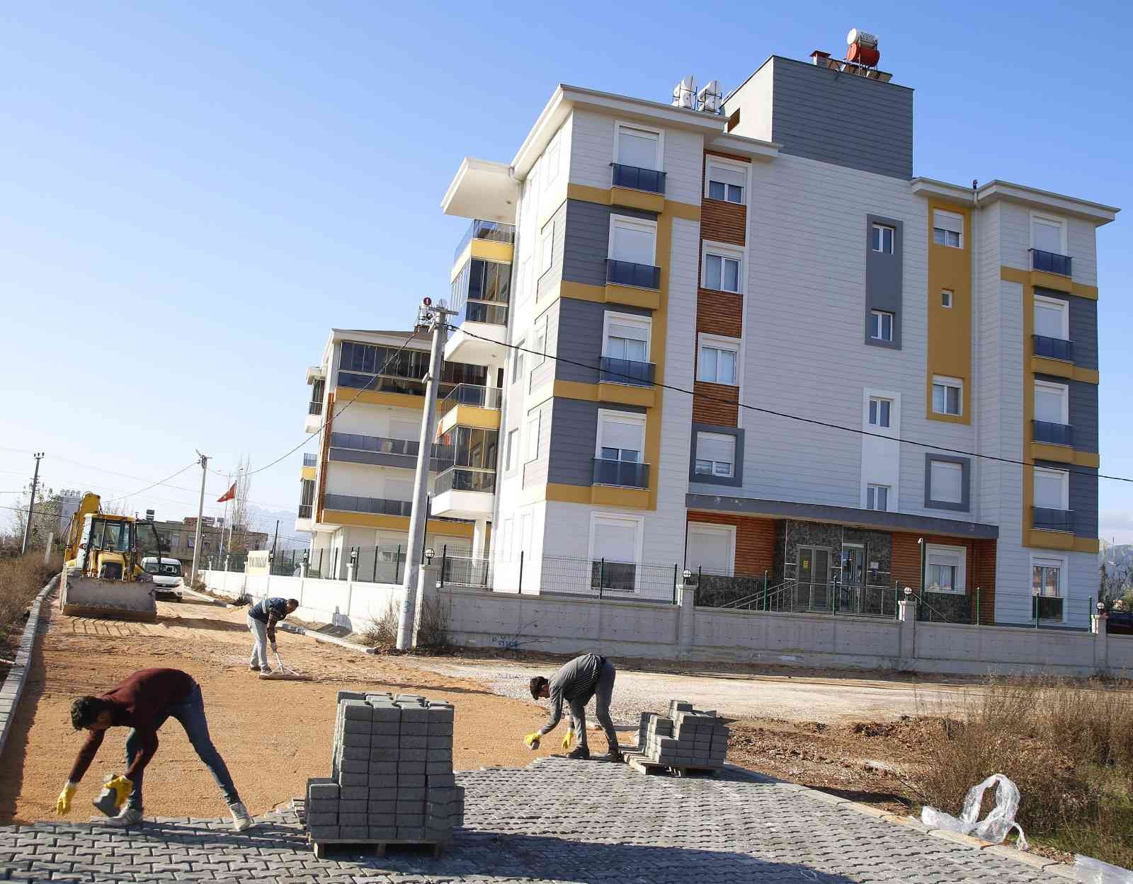 Döşemealtı Belediyesi Fen İşleri Müdürlüğü ekipleri kaldırım çalışmalarına aralıksız devam ediyor