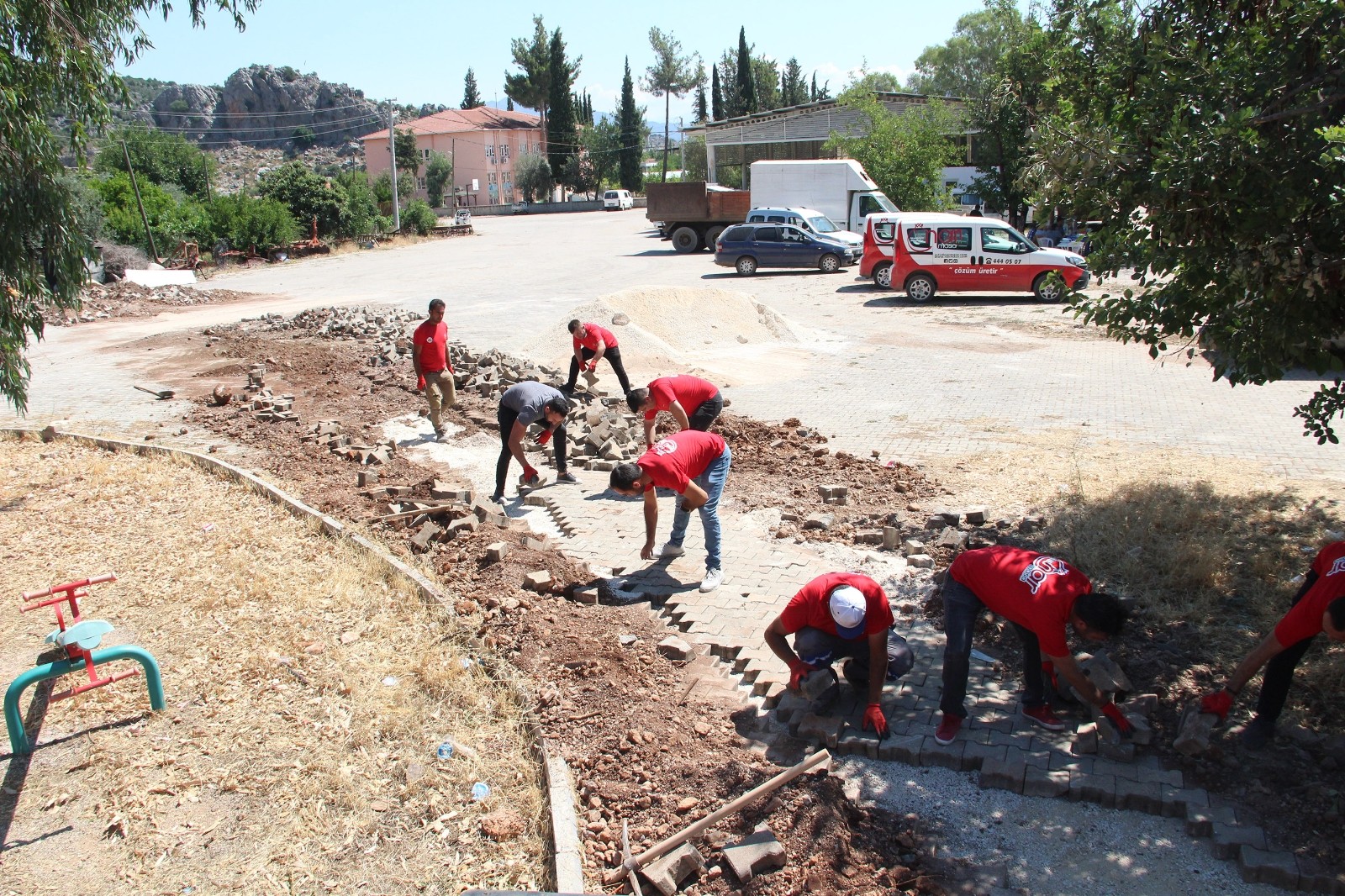 Döşemealtı Belediyesi’nin kurduğu Nar Masa, Kovanlık Mahalle Meydanı’nda bozulan parke taşlarının tamiratını gerçekleştirdi