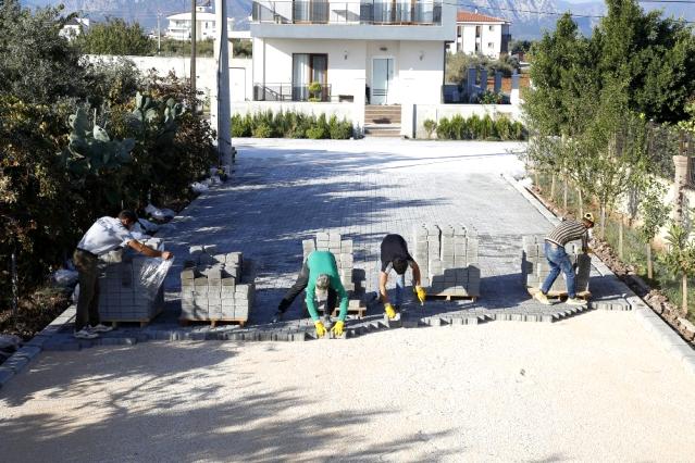 Döşemealtı Yeşilbayır'a parke yollar yapılıyor