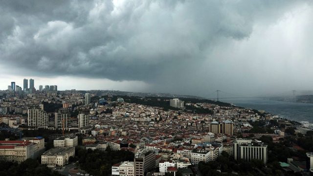 Dün geceden itibaren etkili olan rüzgar, bulutları getiriyor! Meteoroloji İstanbul'u uyardı