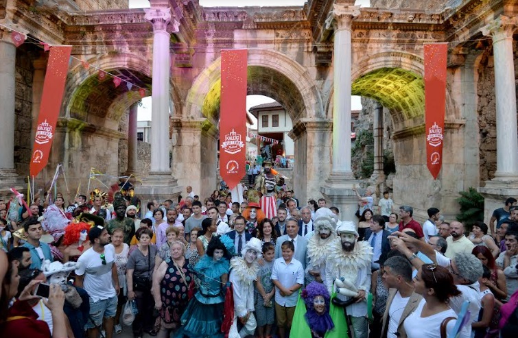 DÜNYA KALEİÇİ’NDE BULUŞUYOR