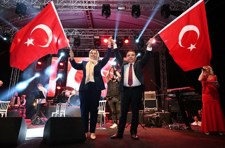 Edip Akbayram’dan Demre’de unutulmaz Cumhuriyet konseri