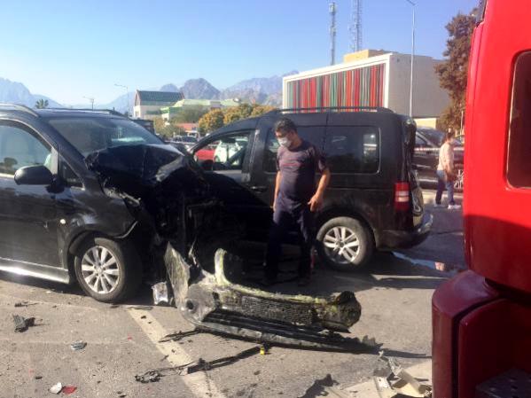 Ehliyetine el konulan sürücü zincirleme kazaya neden oldu: 6 yaralı