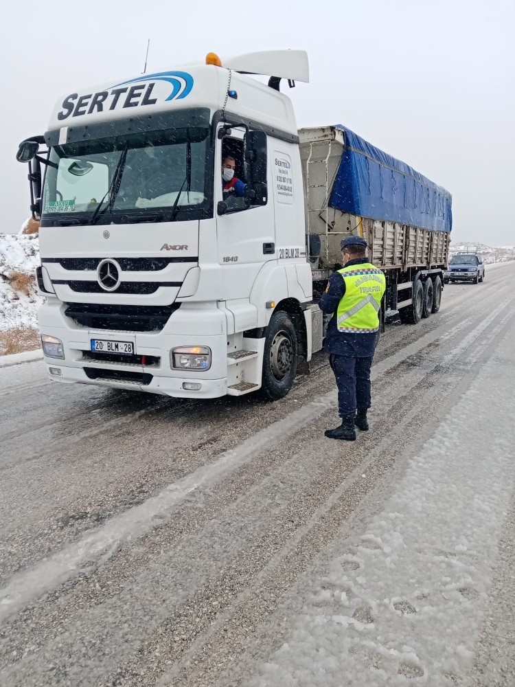 Elmalı yolunda kış lastiği denetim ve kontrolü