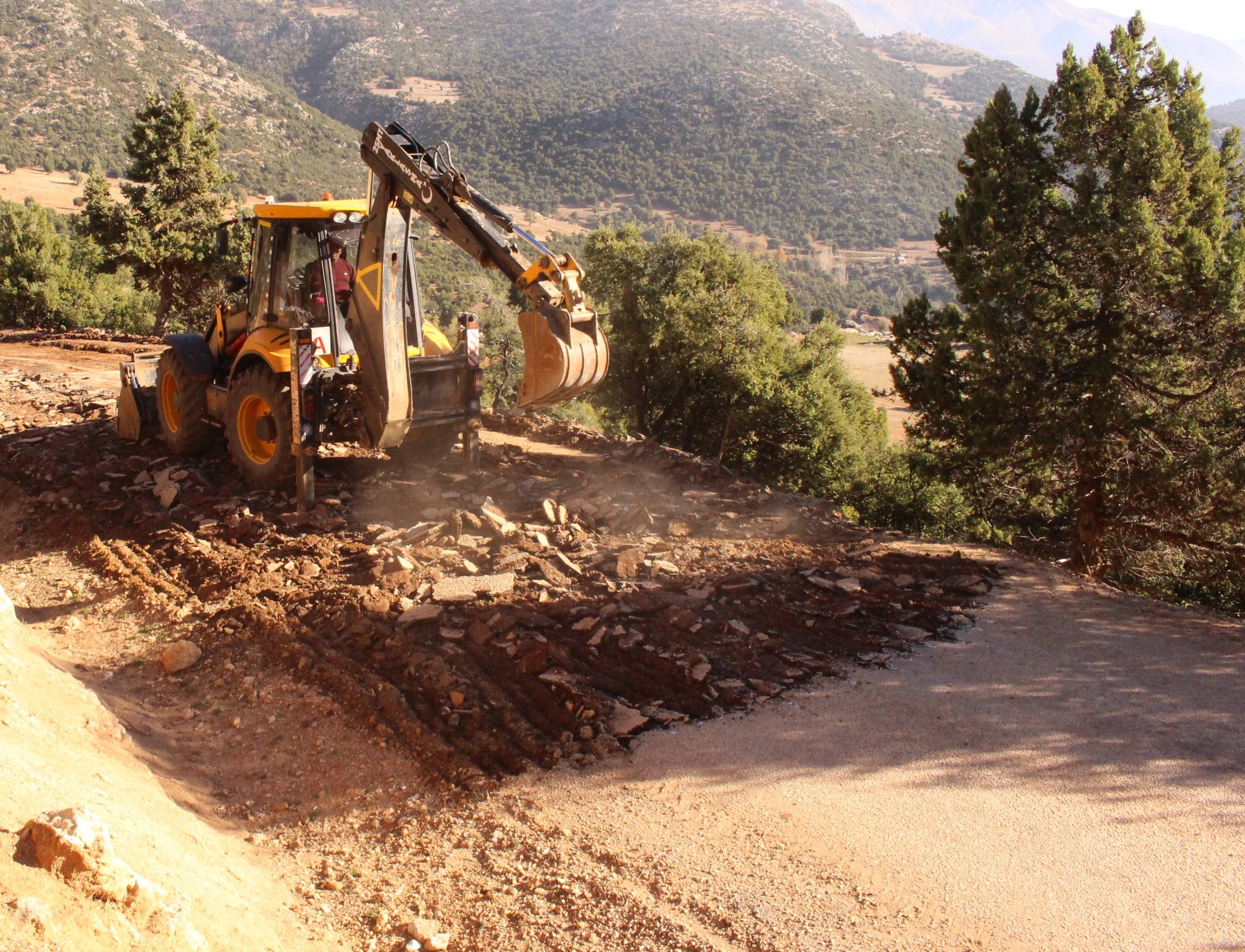 Elmalı Yuva Mahallesi yayla yolu yenileniyor