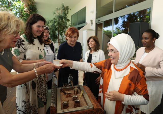 Emine Erdoğan, Antalya'da  lider eşlerine közde pişirilen geleneksel Türk kahvesi de ikram etti