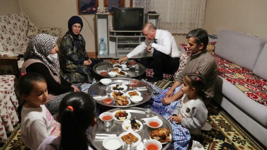Erdoğan ve eşi Emine Erdoğan, ramazanın ilk ziyaretinde bir vatandaşın evinde iftarını açtı