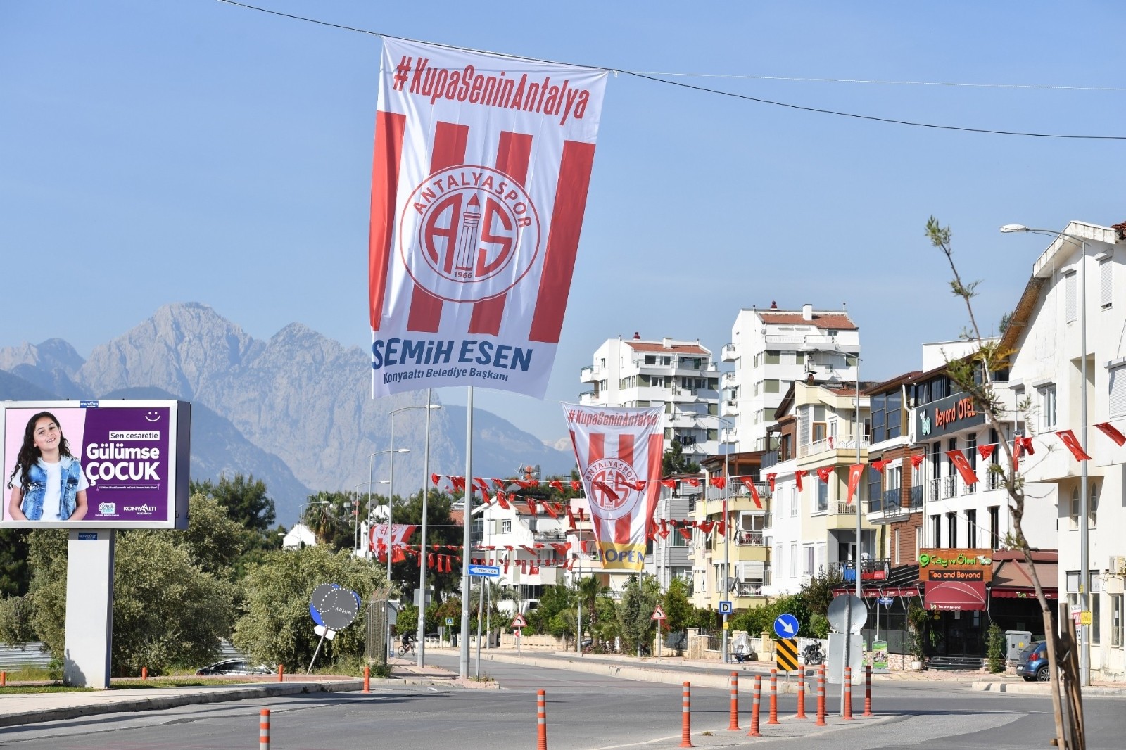Esen Konyaaltı’nın caddelerini Antalyaspor bayraklarıyla donattı.