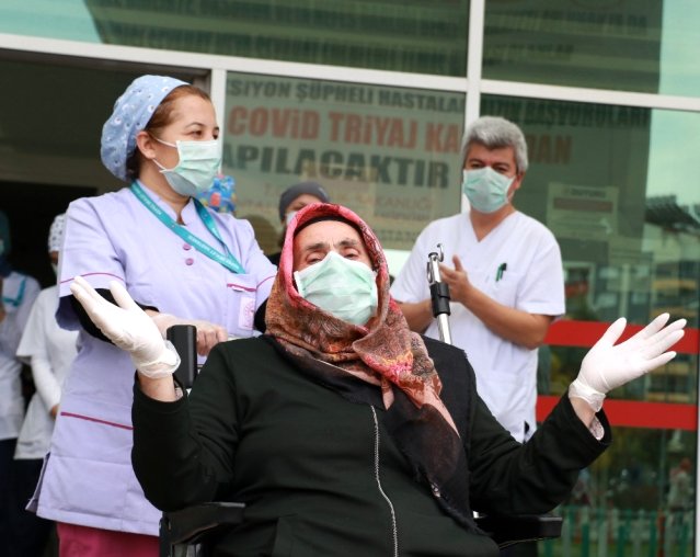 Eşiyle birlikte korona virüs tedavi gördüğü hastaneden tek başına taburcu oldu