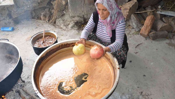 Ev kadınları tarafından yapılan nar ekşisi kilosu 50 liradan alıcı buluyor