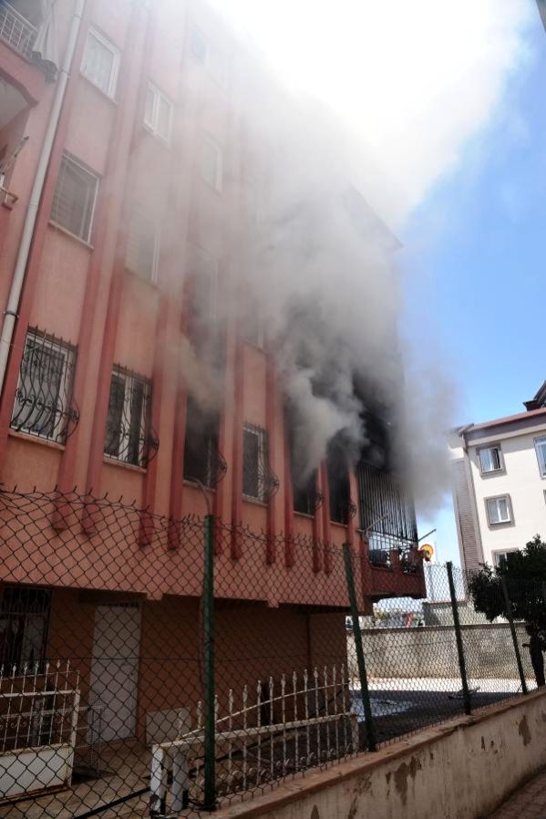 Evinde çıkan yangını gözyaşlarıyla izledi!