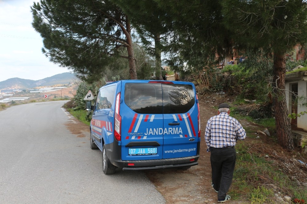 Evinde yakaladığı hırsız tarafından yüzünden vuruldu.