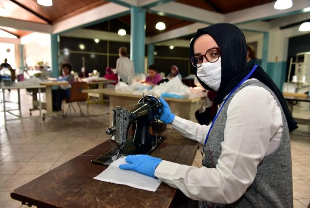 Evindeki dikiş makinesini maske üretimi için bağışladı