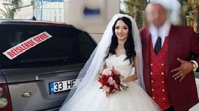 Evlendiği adam, kendisinin özel fotoğrafını arkadaşlarıyla paylaştığını öğrenince soluğu mahkemede aldı!