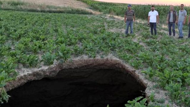 Evlere 150 metre uzaklıkta oluşan obruk ev sakinlerini endişelendirdi!