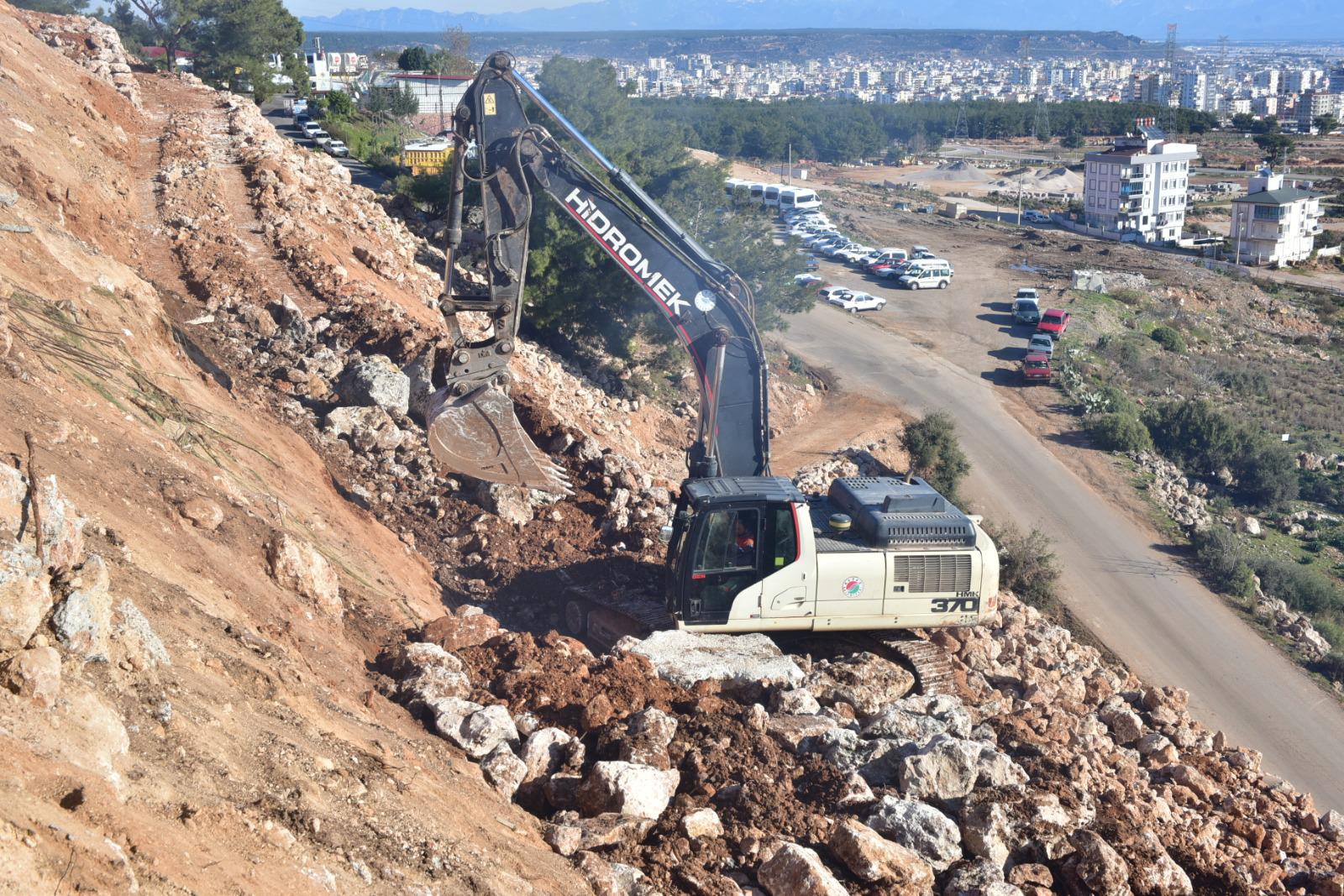 Fatin Gökmen Caddesi’nde taş duvar çalışması