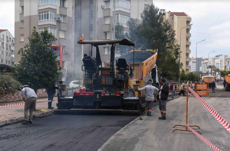 FENER CADDESİ’NDE SICAK ASFALT ÇALIŞMASI